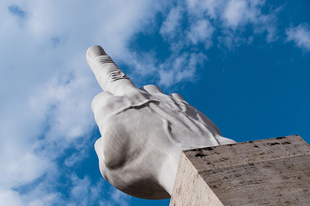 Di Ralf Steinberger from Milan, Berlin + Munich, Italy + Germany - Maurizio Cattelan&#039;s 11-meter marble statue at Milan&#039;s stock exchange, CC BY 2.0, https://commons.wikimedia.org/w/index.php?curid=110355048